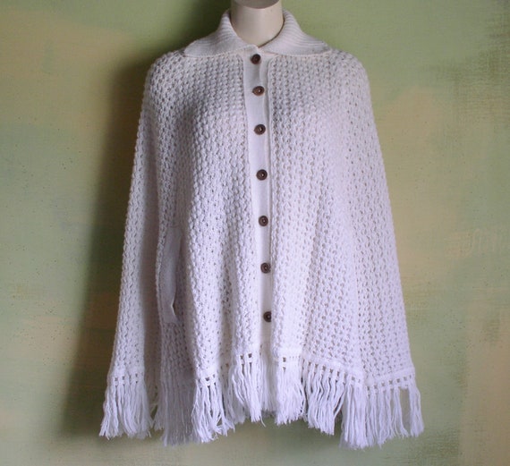 Vintage 1970s White Crochet Knit Cape Wooden Butt… - image 5