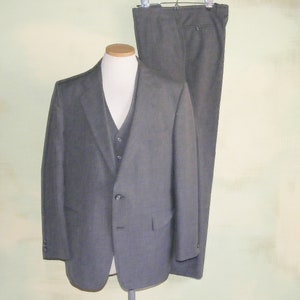 43 Mens Classic Gray Pinstripe Suit Vintage 70s 3 Piece VFG