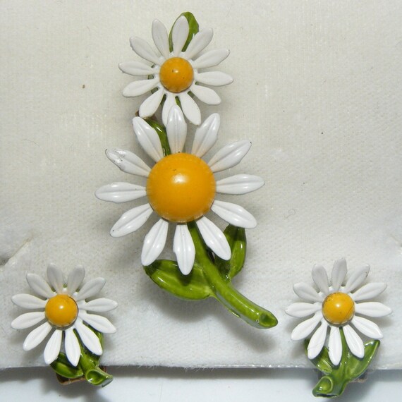 70S Vintage Shasta Daisy Enamel Pin Earrings Set … - image 1