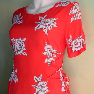 10 M 80s Cruise Red Rayon Dress Tropical Floral Print Cinched Side Seams Simplicity Pattern 9887 Charter Retail VFG Bild 4