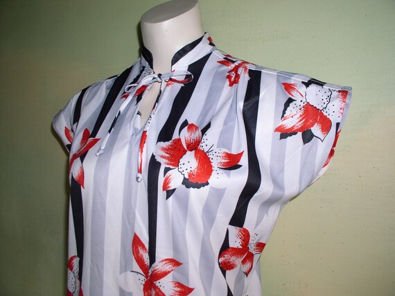 M Lily Print Tunic Top Red Black White 1980s Mandarin Keyhole Collar copy-cats VFG
