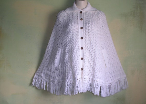 Vintage 1970s White Crochet Knit Cape Wooden Butt… - image 4