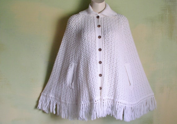 Vintage 1970s White Crochet Knit Cape Wooden Butt… - image 1