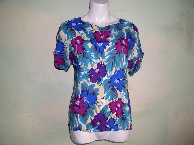 Vintage 70s 80s Hibiscus Flower Floral Print Top Short Sleeve Blue Purple Pink and Teal Pretty VFG image 4