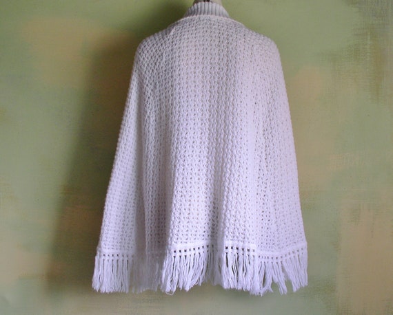 Vintage 1970s White Crochet Knit Cape Wooden Butt… - image 6
