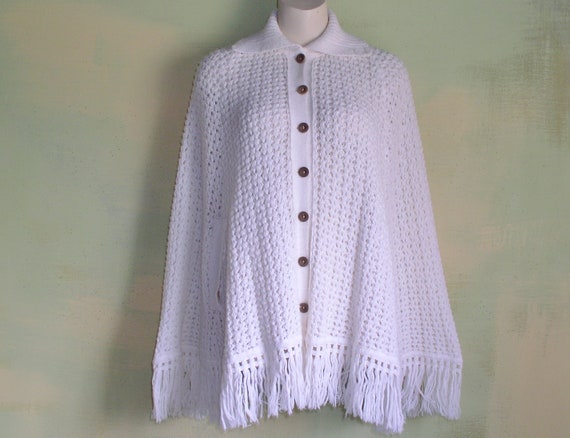 Vintage 1970s White Crochet Knit Cape Wooden Butt… - image 7