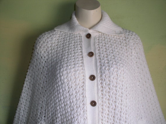 Vintage 1970s White Crochet Knit Cape Wooden Butt… - image 2