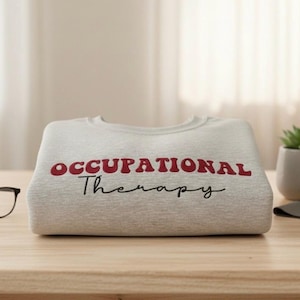 Besticktes Ergotherapie Sweatshirt: OT Pflegekraft Geschenk Bild 1