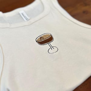 Espresso Martini Besticktes Tank Top: Ausgestattetes Micro Ribbed Crop Shirt