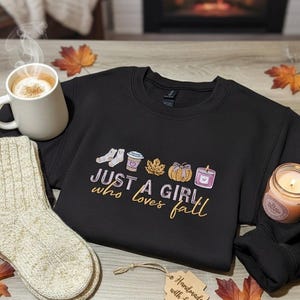 Besticktes Herbst Sweatshirt: Kürbisse, Kaffee & Kerzen - Cozy Autumn Crewneck
