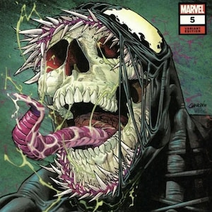 Puede incluir: Portada del cómic Venom con una ilustración en blanco y negro de Venom con una cara de calavera y una lengua grande de color rosa. El texto "VENOM FIRST HOST" está impreso en rojo y negro en la portada. El cómic está clasificado como T+ y cuesta 3,99 €.