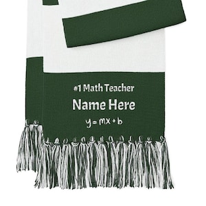 Puede incluir: Bufanda verde y blanca con el texto "#1 Math Teacher Name Here y=mx+b". La bufanda tiene borlas blancas en la parte inferior. La bufanda está hecha de un material suave y tejido.