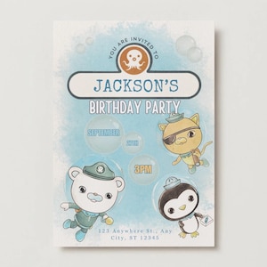 Puede incluir: Invitación de cumpleaños azul claro con el texto "Jackson's Birthday Party". La invitación presenta personajes de dibujos animados, incluyendo un oso, un gato y un pingüino. La fecha es en septiembre a las 3 PM.