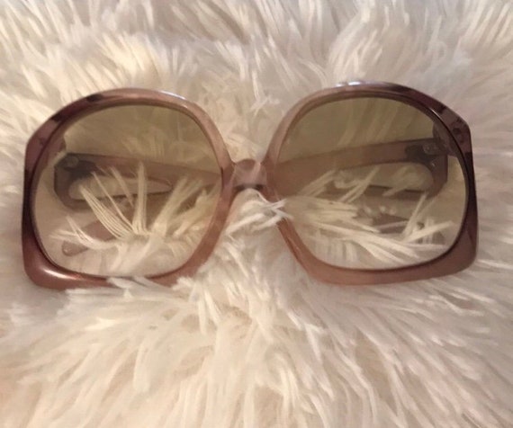 1970s style sunglasses