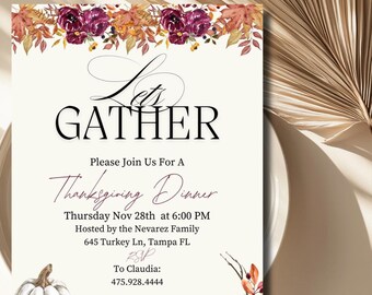 Könnte beinhalten: Einladung zum Thanksgiving-Dinner mit floralen Akzenten. Die Einladung enthält die Worte "Let's Gather" und "Thanksgiving Dinner". Das Design umfasst einen weißen Kürbis und herbstliche Blumen in Burgunder, Orange und Gelb.