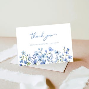 Stoffige blauwe bedankkaart voor wilde bloemen, bewerkbare bedankkaart voor vrijgezellenfeest, bedanksjabloon voor wilde bloemen, bewerkbare bedankkaart #J5-BRI