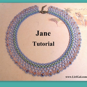 Op de afbeelding: Een close-up van een delicate kralenketting met een lichtblauwe, groene en bruine kleurstelling. De ketting ligt op een lichtbruine achtergrond met de tekst "Jane Tutorial" en "www.LiriGal.com".