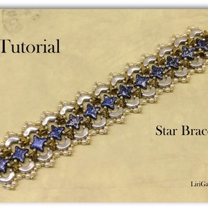 Könnte beinhalten: Eine Anleitung zum Herstellen eines Stern-Armbands mit Perlen. Das Armband besteht aus weißen, goldenen und blauen Perlen. Das Armband befindet sich auf einem beigefarbenen Hintergrund mit dem Text "Tutorial", "Stern-Armband" und "LiriGal design".