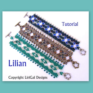 Könnte beinhalten: Drei Perlenarmbänder in verschiedenen Farben, grün, braun und blau, mit silbernen Verschlüssen. Die Armbänder sind mit "LilliGal" beschriftet und das Bild enthält den Text "Tutorial" und "Copyright LilliGal Designs".