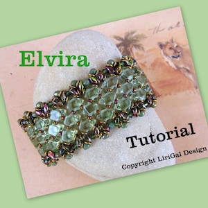 Könnte beinhalten: Ein grünes und braunes Perlenarmband mit geometrischem Muster, das auf einem Stein liegt. Das Armband ist mit "Elvira Tutorial" und "Copyright LiriGal Design" beschriftet.