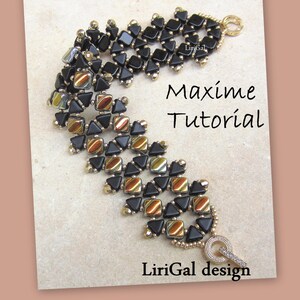 Könnte beinhalten: Ein schwarzes und goldenes Perlenarmband mit geometrischem Muster. Das Armband hat einen Verschluss und ist mit "Maxime Tutorial" und "LiriGal design" beschriftet.