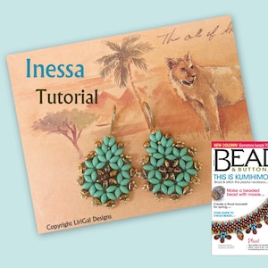 Może przedstawiać: Para turkusowych i złotych koralikowych kolczyków z czasopismem, na którego okładce znajduje się naszyjnik z koralików. Czasopismo nosi tytuł "Bead & Button" i zawiera tekst "This is Kumihimo?!" na okładce.