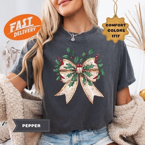 Camisa navideña con lazo Comfort Colors: camiseta navideña Coquette