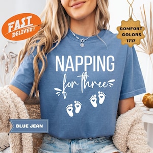Comfort Colors Napping For Three Shirt, Oczekiwanie na bliźniaki, Koszulka z informacją o ciąży, Ogłoszenie o ciąży, Koszulka dla przyszłej mamy, Baby Shower dla bliźniaków