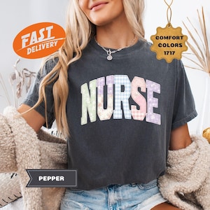 Camisa de enfermera Comfort Colors®, camiseta de enfermera con parches falsos, camiseta de enfermería floral, regalo de graduación de enfermería