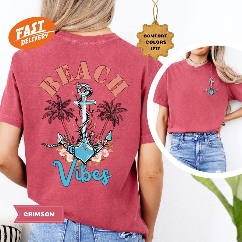 K&ouml;nnte beinhalten: Karmesinrotes T-Shirt mit Strandmotiv. Das Design zeigt einen Anker, Palmen und die Worte "Beach Vibes". Das Shirt hat einen Rundhalsausschnitt und kurze &Auml;rmel. Auf der Vorderseite befindet sich eine kleinere Ankergrafik. Das Shirt ist aus weichem Material.