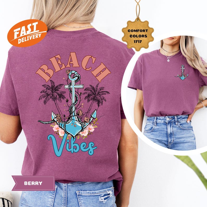 K&ouml;nnte beinhalten: Beerenfarbenes T-Shirt mit Strandmotiv. Das Design zeigt einen Anker, Palmen und die Worte "Beach Vibes" in einem stilisierten Schriftzug. Ein kleineres Anker-Motiv befindet sich auf der Vorderseite. Das Shirt ist ein Comfort Colors 1717.