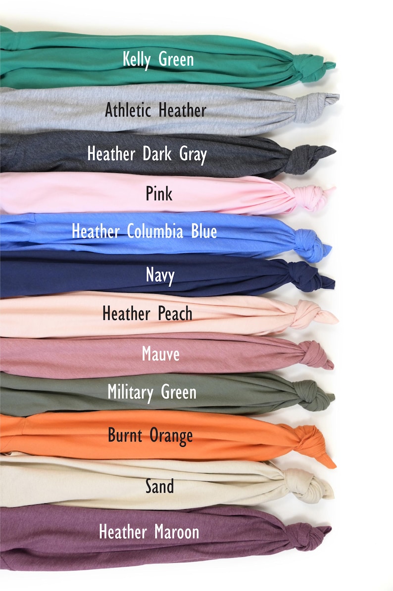 K&ouml;nnte beinhalten: Eine Sammlung gefalteter Stoffmuster in verschiedenen Farben, darunter Kelly Green, Athletic Heather und Heather Dark Gray. Jedes Muster ist mit seinem Farbnamen beschriftet. Das Bild zeigt eine Reihe von Farbt&ouml;nen, von Pink bis Marineblau und Orange bis Kastanienbraun.