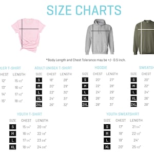 K&ouml;nnte beinhalten: Gr&ouml;&szlig;entabellen f&uuml;r T-Shirts, Hoodies und Sweatshirts f&uuml;r Kleinkinder, Erwachsene (Unisex) und Jugendliche. Ma&szlig;e in Zoll f&uuml;r Brust und L&auml;nge, Gr&ouml;&szlig;en von 2T bis 2XL. Enth&auml;lt ein rosa T-Shirt, einen grauen Hoodie und ein olivgr&uuml;nes Sweatshirt.