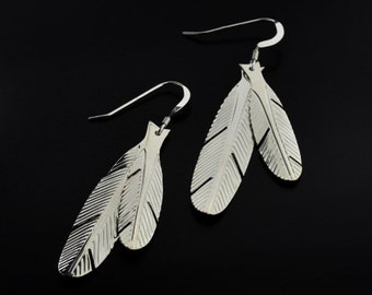 Boucles d'oreilles plumes d'aigle faites main en argent sterling du nord-ouest des États-Unis