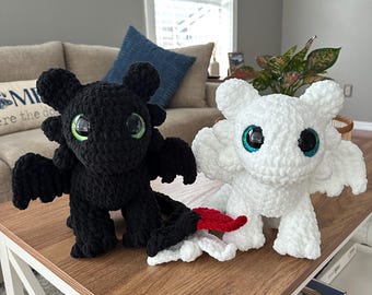 Peluche de dragón Furia Nocturna a crochet: ojos pintados a mano