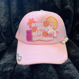 Custom Trucker Hat mit Patches, rosa Patch Trucker Hat