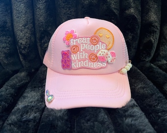 Custom truckerpet met patches, roze truckerpet met patch