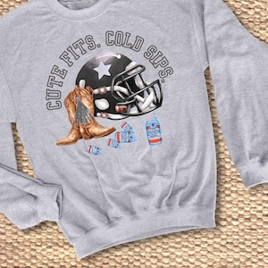フットボールの試合日用スウェットシャツ | キュートなフィット感。クールなドリンク。Tシャツ | テールゲート | 試合日 | スポーツママ | 秋の雰囲気 | タッチダウン | 応援 | チームスピリット