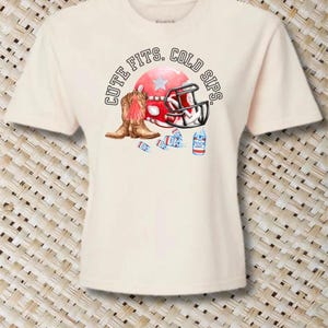 キュートなフィット感。クールな飲み口。Tシャツ - ゲームデーグラフィックボックスクロップドピグメントダイTシャツ | テールゲートフットボール | ガールズスポーツ | 秋 | ママトップス | ファンシャツ