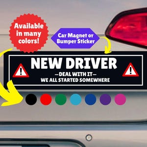 Peut inclure: Un autocollant pour pare-chocs ou aimant de voiture rectangulaire noir avec le texte blanc NEW DRIVER, DEAL WITH IT, et WE ALL STARTED SOMEWHERE, encadré par deux icônes de triangle d'avertissement rouge et blanc. Sept cercles colorés sont affichés.