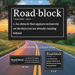 Puede incluir: Un letrero rectangular negro con el texto blanco Road block, la pronunciación fonética, la clasificación de sustantivo y la definición: An obstacle that appears exclusively on the days you are already running behind. Disponible en 19,05 por 11,43 cm, 25,4 por 7,62 cm y 12,7 por 12,7 cm.