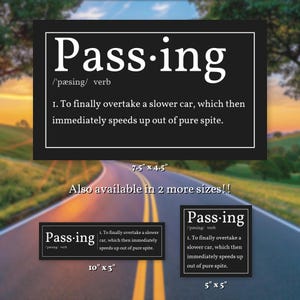 Op de afbeelding: Een zwart rechthoekig bord met de witte tekst Pass-ing, de fonetische uitspraak, het label werkwoord en de definitie: 1. To finally overtake a slower car, which then immediately speeds up out of pure spite. Drie varianten worden getoond met afmetingen van 19,05 cm bij 11,43 cm, 25,4 cm bij 7,62 cm en 12,7 cm bij 12,7 cm.