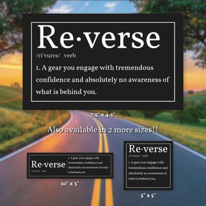 Op de afbeelding: Een zwart rechthoekig bord met de witte tekst Re-verse, de fonetische uitspraak /ri'vurrs/, het woordtype werkwoord en de definitie: 1. A gear you engage with tremendous confidence and absolutely no awareness of what is behind you.
