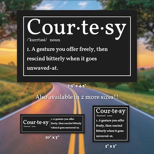 以下が含まれることがあります： Courtesyの辞書的定義「A gesture you offer freely, then rescind bitterly when it goes unwaved-at.」が白い文字で書かれた3つの黒い長方形の看板。表示されているサイズは、19.05cm x 11.43cm、25.4cm x 7.62cm、12.7cm x 12.7cmです。