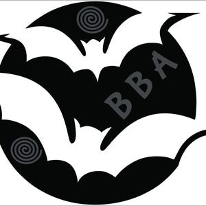 以下が含まれることがあります： 中央に渦巻き模様と「BBA」の文字が入った、黒と白の3匹の蝙蝠のイラスト