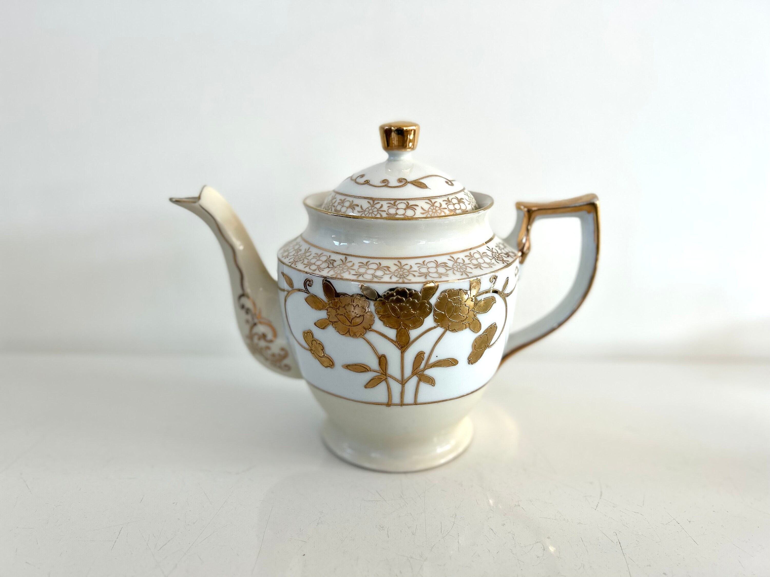 Vintage ceramic teapot white and off white with gold 5 cups by Moriyama Mori-machi Japan