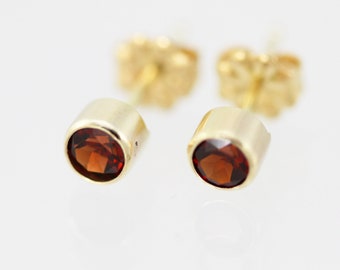 Orecchini a bottone con granato da 4 mm in oro 14KY