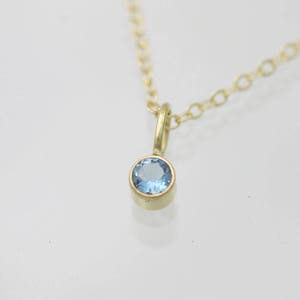 Collana con goccia di acquamarina in oro giallo 14k da 3 mm
