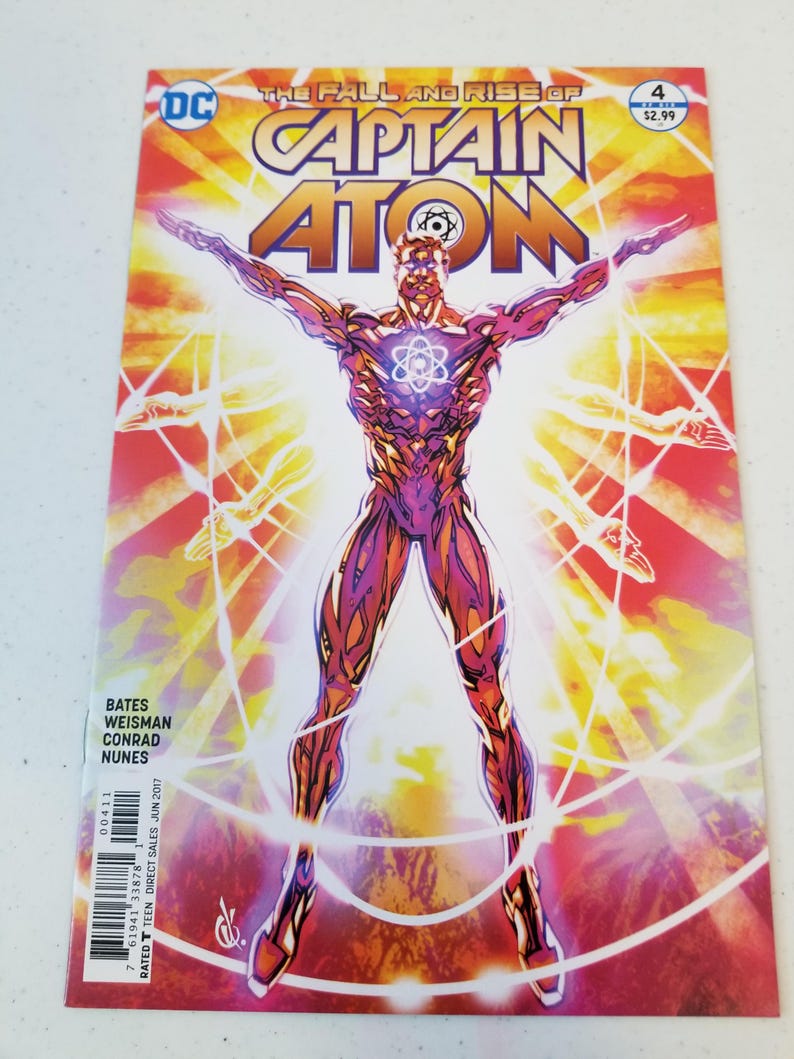 Może przedstawiać: Okładka komiksu "The Fall and Rise of Captain Atom" numer 4. Okładka przedstawia muskularną postać z świecącym symbolem atomu na piersi, z wyciągniętymi ramionami, otoczoną liniami energii. Tło to mieszanka pomarańczowego, ż&oacute;łtego i czerwonego.