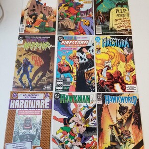 Może przedstawiać: Kolekcja komiks&oacute;w vintage DC Comics. Okładki prezentują żywe ilustracje i tekst, w tym tytuły takie jak "Special", "Demon", "Firestorm" i "Hawkman". Komiksy są ułożone na jasnej powierzchni.